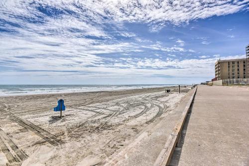 Фотографии гостевого дома
Padre Island Condo with Pool Access - Walk to Beach!