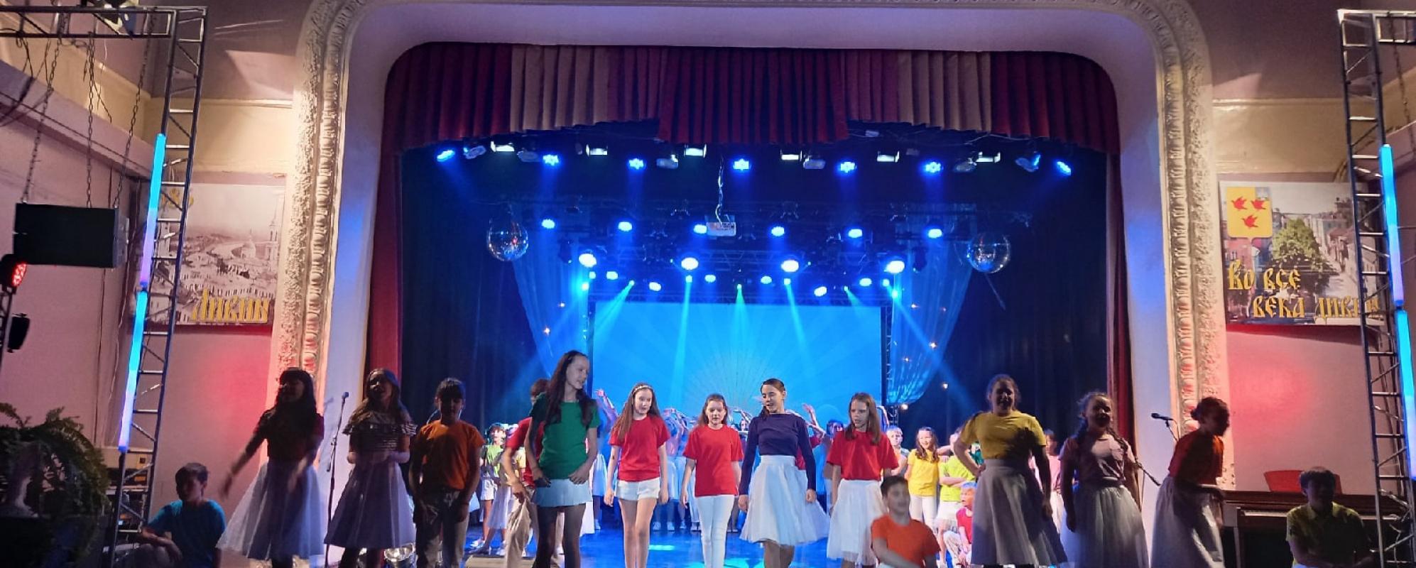 Фотографии концертного зала Зрительный зал Центра молодежи Лидер