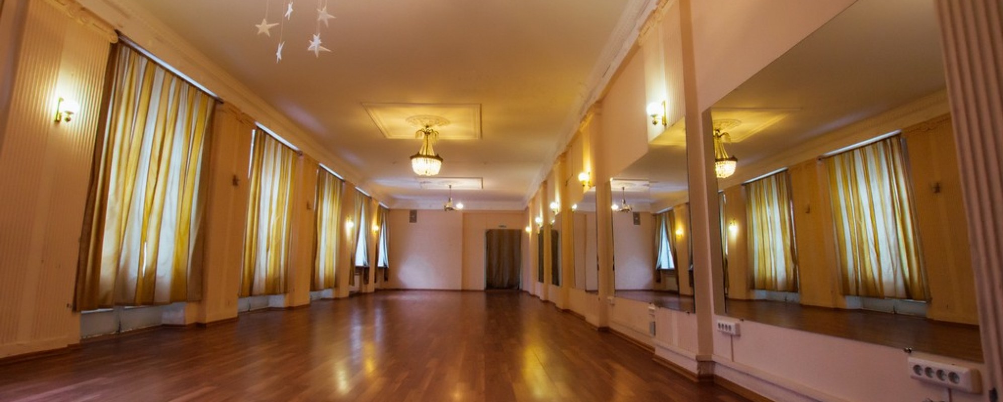 Фотографии конференц-зала Паркетный зал на втором этаже ДК Металлург