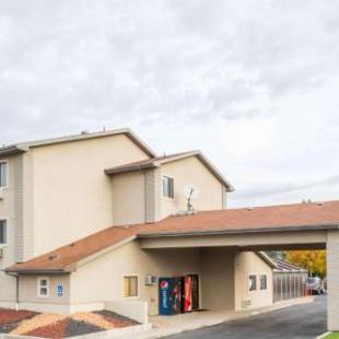 Фотографии гостиницы 
            Super 8 by Wyndham Logan