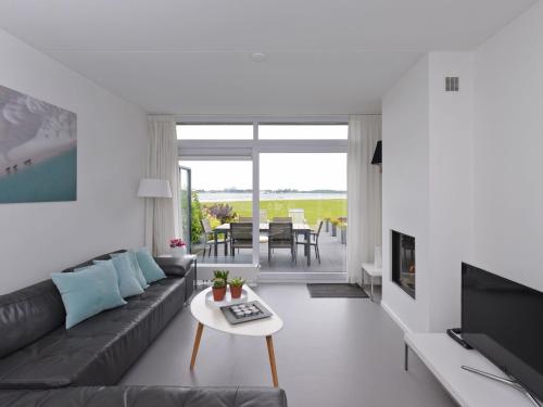 Фотография гостевого дома Modern and tasteful house ith private jetty on Lake Veere