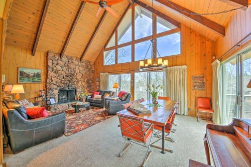 Фотография гостевого дома Lake Arrowhead House with Large Deck, Grill and Views!