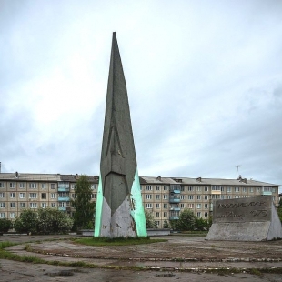 Фотография памятника Стела В честь 10-летия основания Лесосибирска