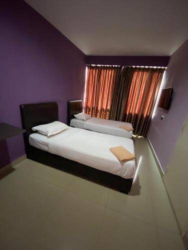 Фотографии гостиницы 
            Hotel Zamburger Kota Damansara