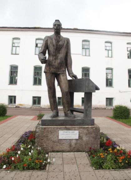 Фотографии памятника 
            Памятник Учителю