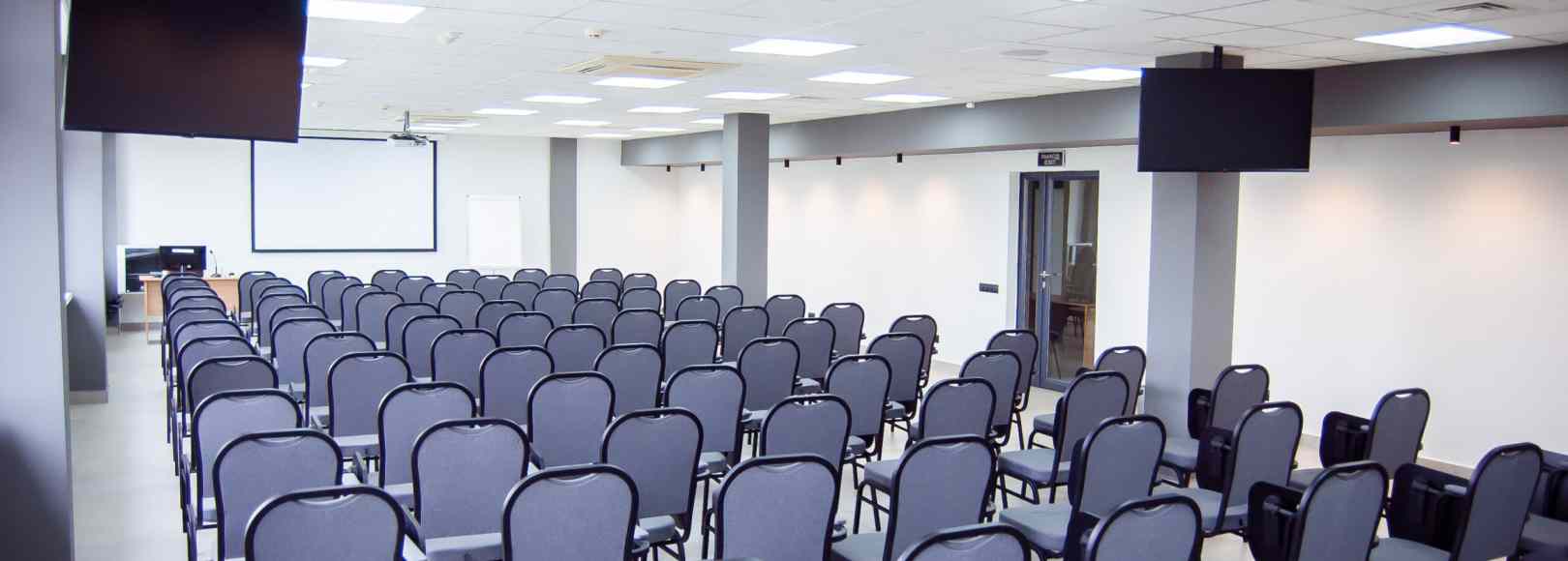 Фотография конференц-зала Аудитория типа «театр»