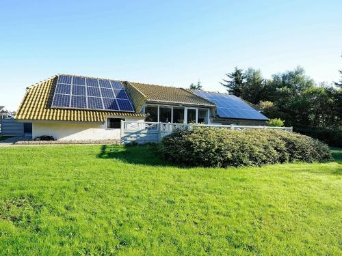 Фотография гостевого дома Four-Bedroom Holiday home in Hemmet 14