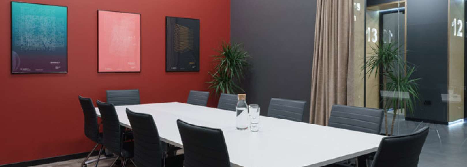 Фотография комнаты для переговоров Практик Переговорная с рассадкой на 10 человек