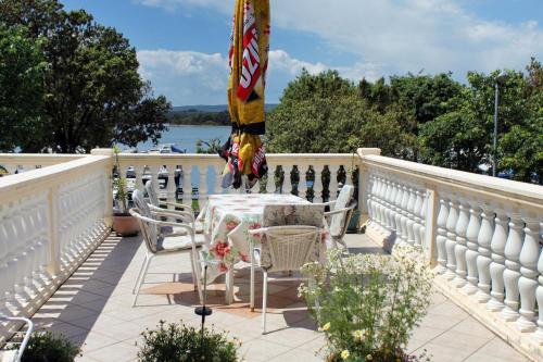 Фотография гостевого дома Apartments by the sea Punat, Krk - 5329