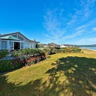 Фотографии гостевого дома 
            Matarangi Beachfront House - Matarangi Holiday Home