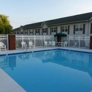 Фотографии мини отеля 
            Red Roof Inn & Suites Manchester, TN