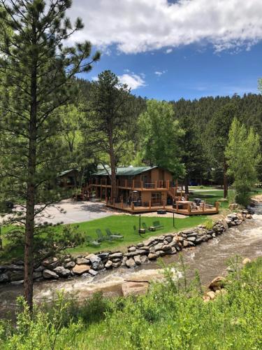 Фотография мини отеля 4 Seasons Inn on Fall River