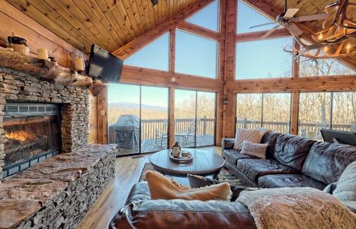 Фотографии гостевого дома 
            Blue Vista, Breathtaking Mtn Views, 3 Fireplaces, Hot Tub, Games, 10 Min from DT Blue Ridge!