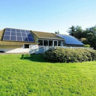 Фотографии гостевого дома
Four-Bedroom Holiday home in Hemmet 14