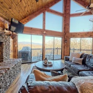 Фотография гостевого дома Blue Vista, Breathtaking Mtn Views, 3 Fireplaces, Hot Tub, Games, 10 Min from DT Blue Ridge!