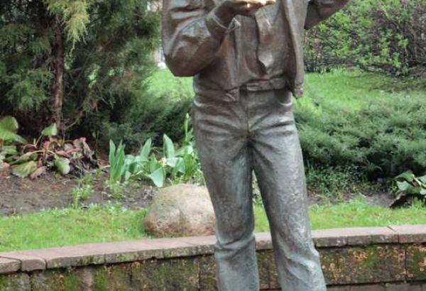 Фотография памятника Памятник Прикуривающий