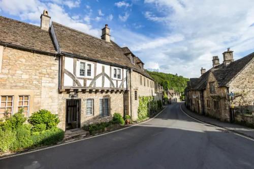 Фотография гостевого дома Luxury Cotswolds Cottage including Hot tub, Castle Combe