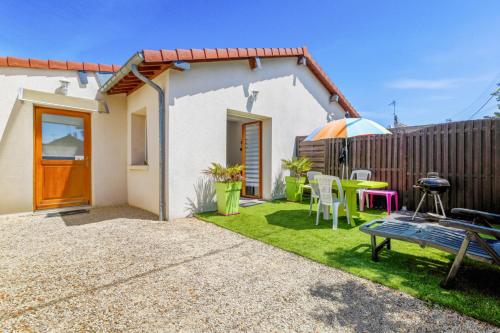 Фотографии гостевого дома 
            Charming 2 house with terrace near Cabourg train station Welkeys