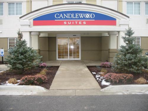 Фотография гостиницы Candlewood Suites Fort Wayne - NW, an IHG Hotel