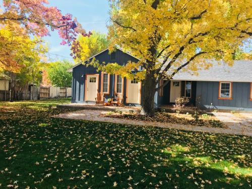 Фотография гостевого дома Eastside Guesthouse and Bivy