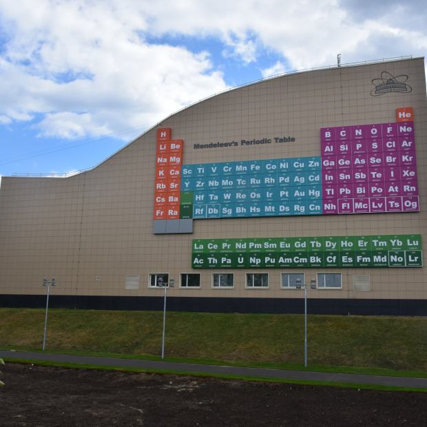 Фотография достопримечательности Самая большая в Евразии Периодическая таблица Менделеева