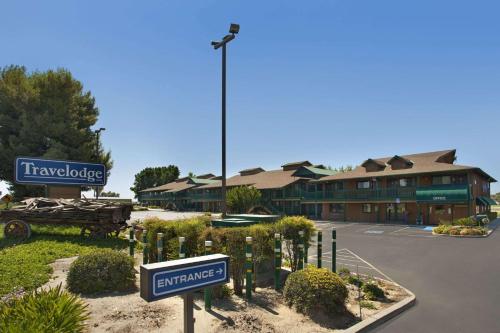 Фотография гостиницы Travelodge by Wyndham Lemoore Near Naval Air Station
