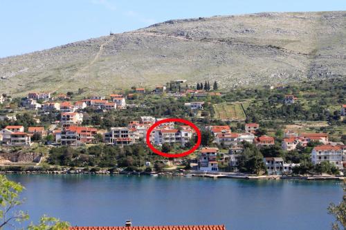 Фотография гостевого дома Apartments by the sea Grebastica, Sibenik - 4254