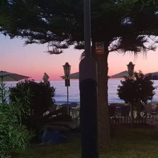 Фотографии гостевого дома 
            Beachfront Bungalow