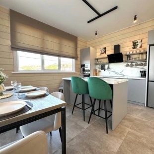 Фотография Коттеджа Частный дом Стильный таунхаус с террасой и теплым бассейном