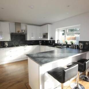 Фотографии гостевого дома 
            Four Corners Holiday Home Hot & Sauna