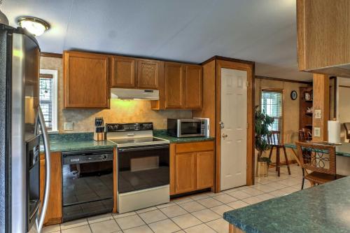 Фотография гостевого дома Ooltewah Cabin with Grill, Pool Table and Porch!