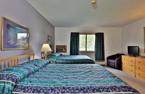 Фотография гостиницы Cedarbrook Hotel Room w/2 Doubles 218