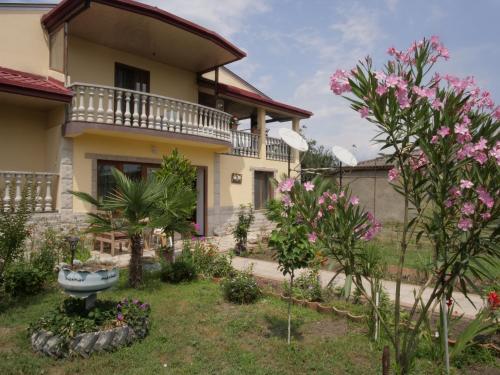 Фотография гостевого дома Alex's Guest House