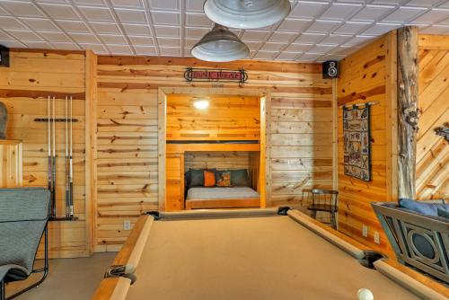 Фотография гостевого дома Private Cartecay River House with Hot Tub and Game Room