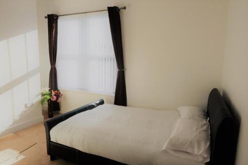 Фотография гостевого дома Whitburn House Free Internet TV Near Town Centre