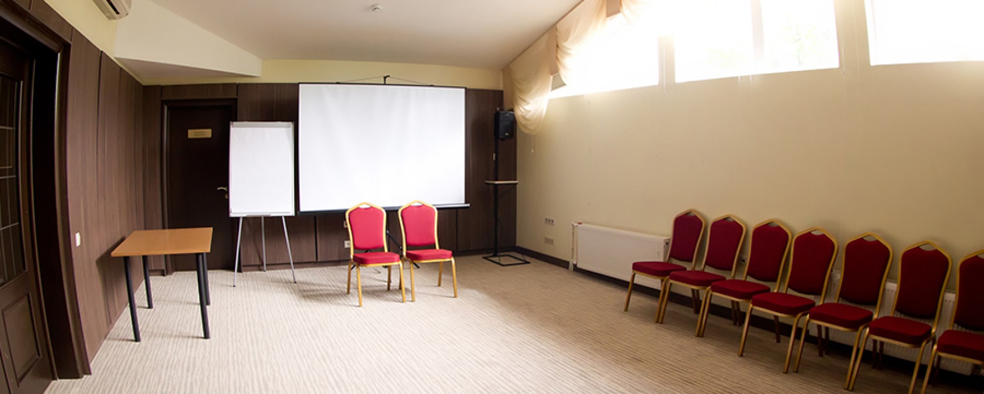 Фотографии комнаты для переговоров Яхонты №1