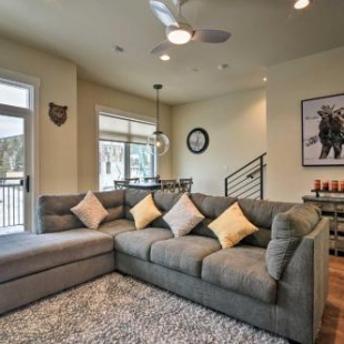 Фотография гостевого дома Modern Winter Park Ski Condo Near the Ski Shuttle!