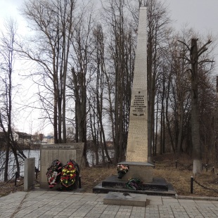 Фотография достопримечательности Воинское захоронение на берегу реки Семиковки