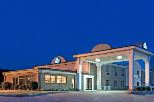 Фотография гостиницы Days Inn & Suites by Wyndham Wynne