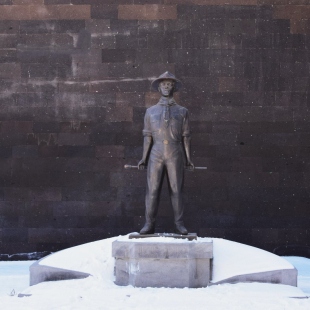 Фотография памятника Памятник первопроходцу Оменетмена Ваану Черазу