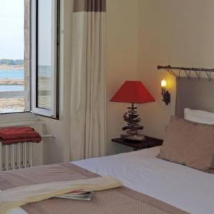 Фотографии гостиницы 
            Hôtel Aux Tamaris - Vue Mer