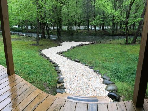 Фотография гостевого дома Amazing River Retreat, 3 Bedrooms, WiFi, Sleeps 8, Pool Table