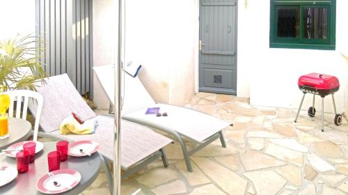 Фотография гостевого дома Maison de 2 chambres a Saint Gilles Croix de Vie a 300 m de la plage avec terrasse amenagee et wifi