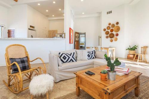 Фотография гостевого дома THE FARMHOUSE RETREAT: 5 acres, hot tub, sleeps 10, AC