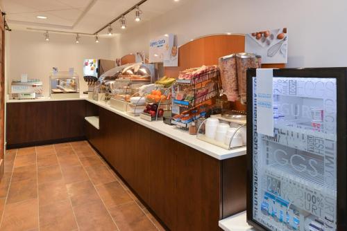 Фотография гостиницы Holiday Inn Express & Suites Raleigh NE - Medical Ctr Area, an IHG Hotel