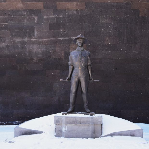 Фотографии памятника 
            Памятник первопроходцу Оменетмена Ваану Черазу