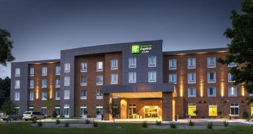 Фотография гостиницы Holiday Inn Express and Suites Madison Central, an IHG Hotel