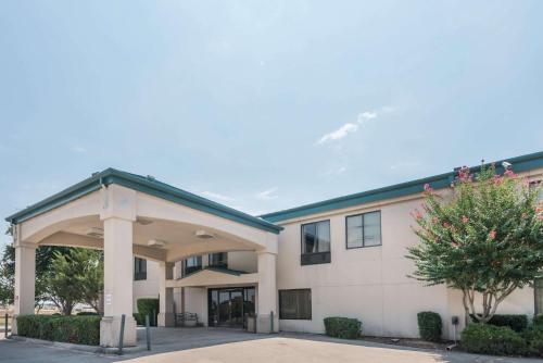 Фотография гостиницы Super 8 by Wyndham Fort Worth South