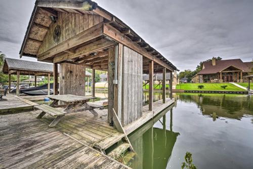 Фотография гостевого дома Quiet Lake Conroe Townhome with 2 Boat Slips!