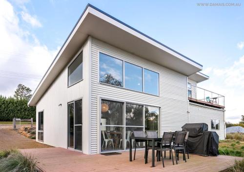 Фотография гостевого дома Damais - 4 king or 8 single beds WiFi, Netflix, pet friendly